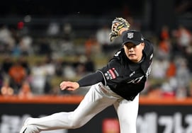 Han Seung Hyuk - Kang Baek Ho - cầu thủ ném bóng tốc độ 154km - quả bóng ma thuật thép - đã quay trở lại tấn công của Han Seung Hyuk! Xóa không để mất điểm trong 1 hiệp → Tích lũy lỗ hổng đầu tiên