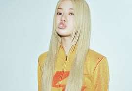 Спустя 6 лет после мистера Стэй."Unchild" женская группа Now подтвердила свой дебют 21-го числа. [Формула]