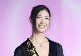 "奥斯卡手中握着的李在" [★照片]