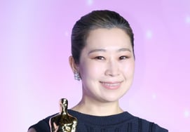 "手握奥斯卡的麦琪姜导演" [★照片]