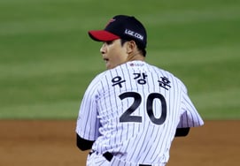 '152 км →154 км →153 км' Лотте Сан Боум, LG 3 раза подряд прекратили, 1 иннинг идеально... Главный тренер тоже засмеялся: «Поздравляю с первым выступлением»