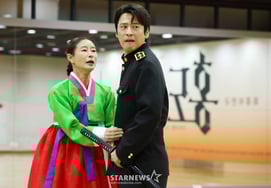 イ・ジウォンとホン・ウィジュン、兄妹の切ない眼差し [★写真]