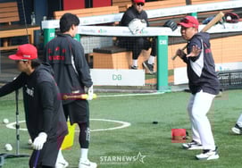 [フォト] イ・ボムホ監督、ユン・ドヒョンにワンポイントレッスン