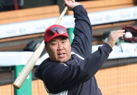 [フォト] イ・ボムホ監督、事態が悪化すれば現役復帰