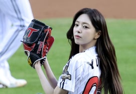 ITZY Yuna ném bóng mở màn kỷ niệm giải nghệ solo [★Ảnh]