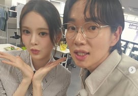 ガールズグループの隣にいるおじさんの笑顔..チャン・ソンギュ、バン・ジミンとのツーショットに「自分の仕事は本当にいい」と語る