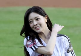 [相片儿] 胜利精灵有娜 '插在中间的那个'