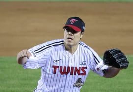 [Фото] Ким Джинсон: "Сидячая робкая аплодисменты"