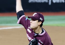 [Фото] 'В конце шестого иннинга он был предотвращен одним пробегом на первой и второй базе.' Пак Юн Сон