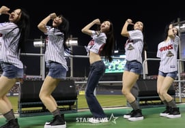 [フォト] ITZYのユナ、センターで人間角度計