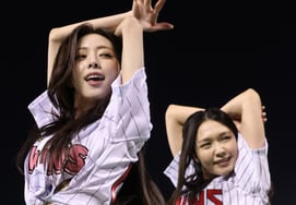 [フォト] ITZYのユナ、熱い1日チアリーダー
