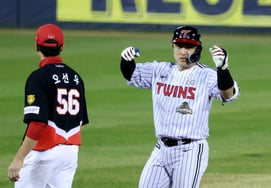 [Фото] Пак Дон Вон, клин Джу Чжу Ильсо, два RBI, двойной