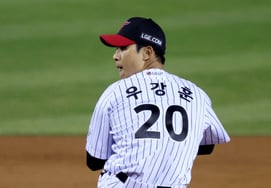 [Chụp ảnh] Woo Kang Hoon 'Cú ném xoắn quẩy ngược chiều'