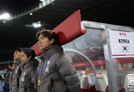 "Я подозреваю главного тренера Хон Мён Бо, когда он был игроком, он был легендой... " Даже зарубежные СМИ болезненно критикуют: "Сила Южной Кореи составляет 16 уровень"