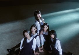 "Tôi đang nhìn anh." Rissenne tiết lộ ảnh concept và visual feed của 'Runaway'