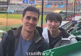 "I don't want to watch the championship game. Next season in Korea..."" Araujo Visits Baseball Stadium, Is Fascinated With Korea