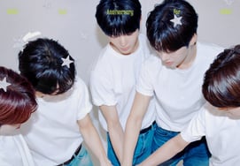 Nowz, 2nd anniversary of debut, "Powerful group wants to win first place on music shows."" [a question and answer]