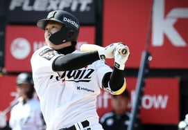 Even in KT, there's a water fountain baseball game! A 13-year veteran with a batting average of 0.471 will also burn in the open batting lineup
