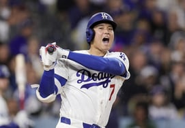 [tin sốt dẻo] Cú đánh đại khái! Otaani bị nghi ngờ bị thương do sự trì trệ nghiêm trọng → Roberts xác nhận lại cảnh lắc cổ tay phải"