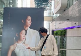 李尚顺，和"民宿职员"IU再会？ "知恩 不是知恩 是谁"