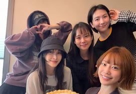 Ngoại trừ Goo Hara ra thì tất cả 5 người đều tụ tập lại.Kara kỷ niệm 19 năm "Cảm ơn"