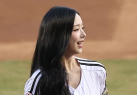 [Chụp ảnh] Kim Chae Young ( Triple H) kết thúc với nụ cười