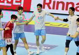 [相片儿] 大韩航空选手们庆祝进球