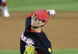 [Chụp ảnh] Sung Young Tak ném bóng mở màn