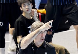 [フォト] 「選手たちを励ます」現代のフィリップ・ブラン監督