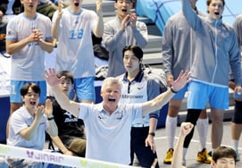 [At one go] Director Henan, who seems to have all the world, said, "I'm off to a good start to the championship."