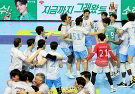 [At one go] With a thrilling turnaround, 'Korean Air won the first round of the championship match.'