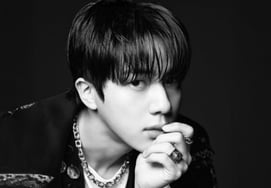 BTS JIN "Swim with Jin" and "Swim" are the second most popular iTunes songs.The remix is also "Trendy Wind."