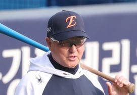 [Фото] Режиссер Ким Кён Мун "Светлый орёл с ярким выражением лица"