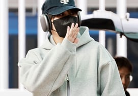 エイティーズのジョンホが『かわいく挨拶』 [★写真]