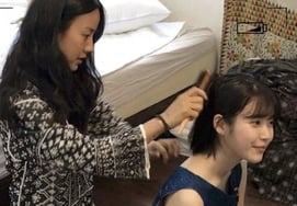 「9年続いた『不和説』が終結」IU、イ・ヒョリの夫と会う [公式]