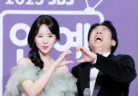 Tán tỉnh thật à?" Ji Yeeun thu hút ánh hồng cùng Yang Sechan Có bạn hỏi này." [25 giờ trong talkshow]