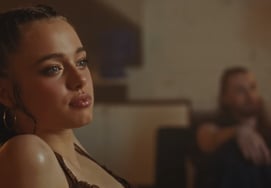 安吉丽娜·朱莉和布拉德·皮特女儿夏洛突然出演宇宙少女多荣的MV [Star Issue]