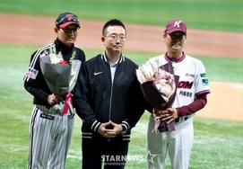 [Photo] "Two directors with flowers."