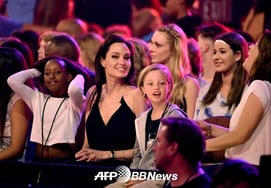 "参加选秀..."安吉丽娜·朱莉的女儿出演K-POP MV的幕后故事 [Star Issue]