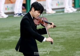 [Photo] Danny Koo's "Heartbreaking Korean national anthem."