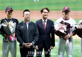 [フォト] 「キウム‑LG 高尺開幕戦」花を手にした両チームの監督とキャプテンたち