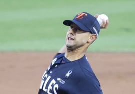 [Photo] Hernandez's "One Field Sniper"