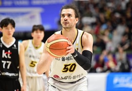 '1st quarter 17-0 Run' Changwon LG won the regular league for the first time in 12 years following the 2013-2014 season! Suwon KT was defeated by 27 points