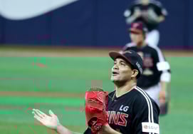 [Photo] Chirinos, who overcame the crisis due to double play in the bottom of the first inning