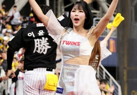 [Photo] "The levitation keeps~' Cha Young-hyun, the cheerleader of LG