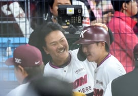 [フォト] 「パク・ハンギョル得点祝福」キム・ゴンヒ