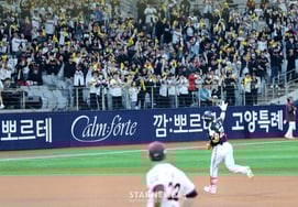 [Фото] Зрители на третьей базе в восторге от «Соло Хоумран преследования в начале 4-го иннинга» Остин.