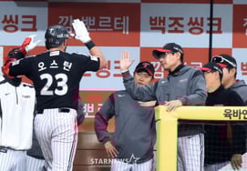 [フォト] イム監督が祝福した「4回表の追い上げソロホームラン」オースティン