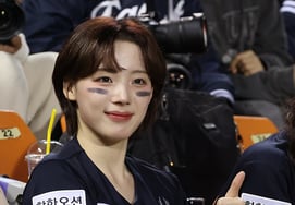 [フォト] ハジウォン「義兄にサムズアップ」