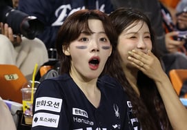 [フォト] ハジウォン‑キム・ヨンギョン「驚くべきこと？」 笑わなきゃいけないの？'